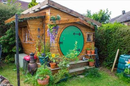 Man builds his own ‘hobbit house’ workshop in his backyard